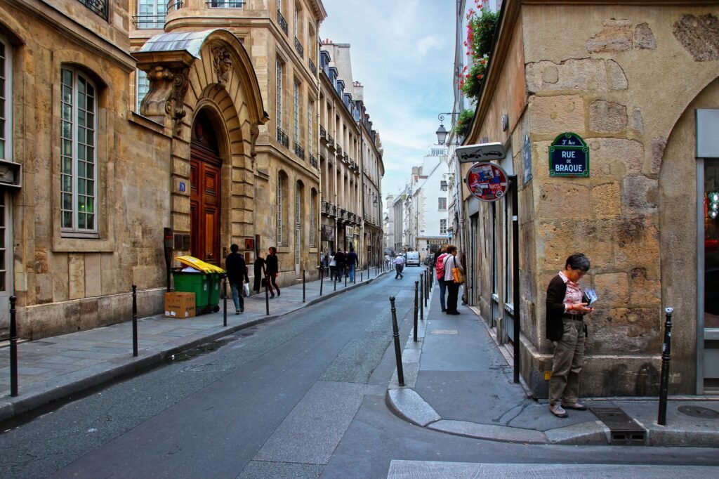 ruelle pavée du Marais à Paris avec hôtels particuliers