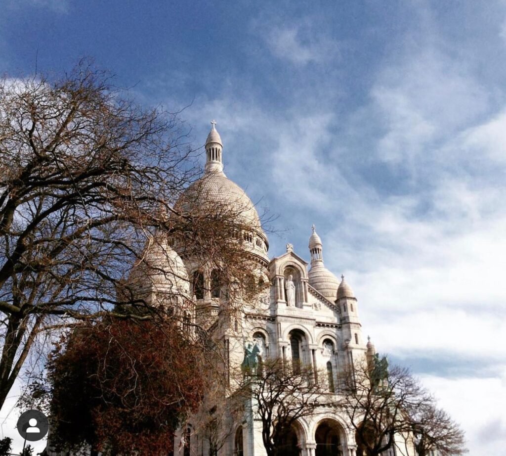 rue pavée de Montmartre à Paris