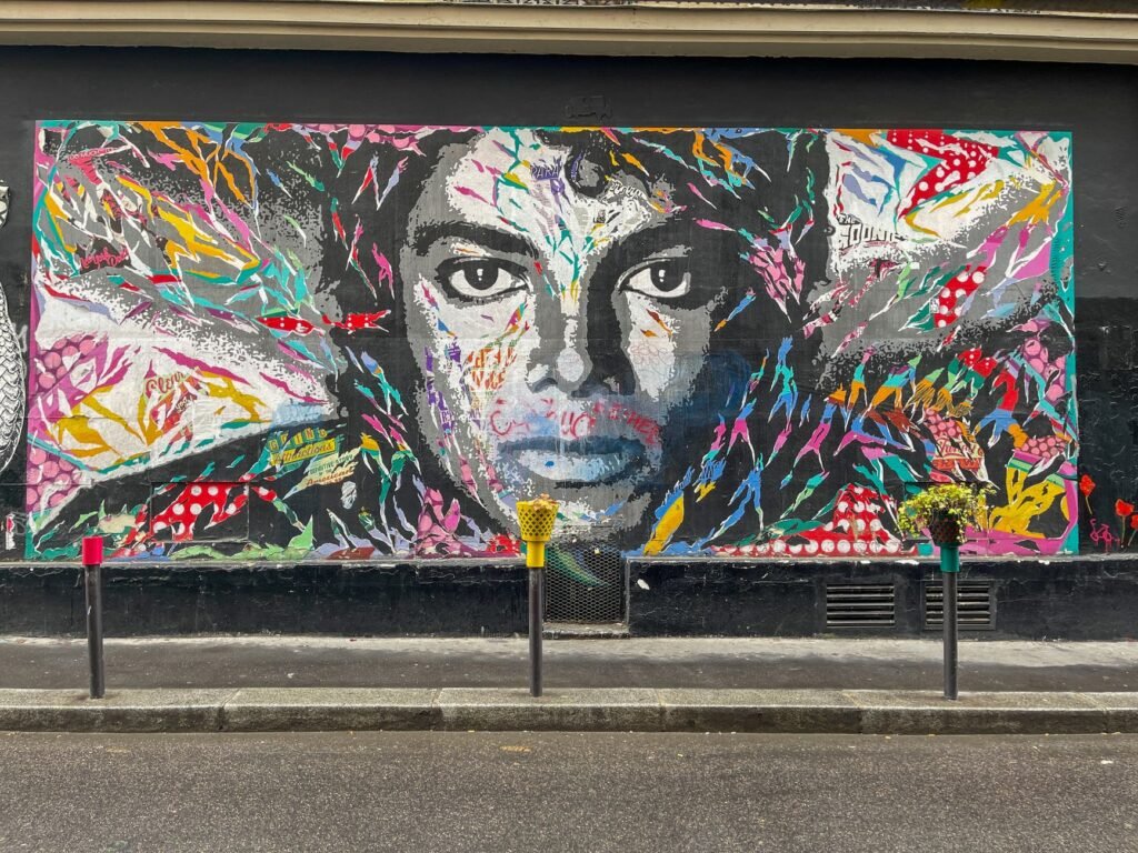 fresque de street art dans le quartier de Belleville à Paris