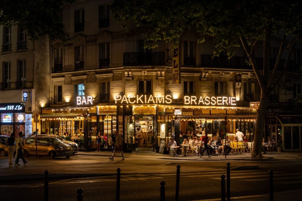 terrasse de bar animée le soir dans le 11e arrondissement de Paris