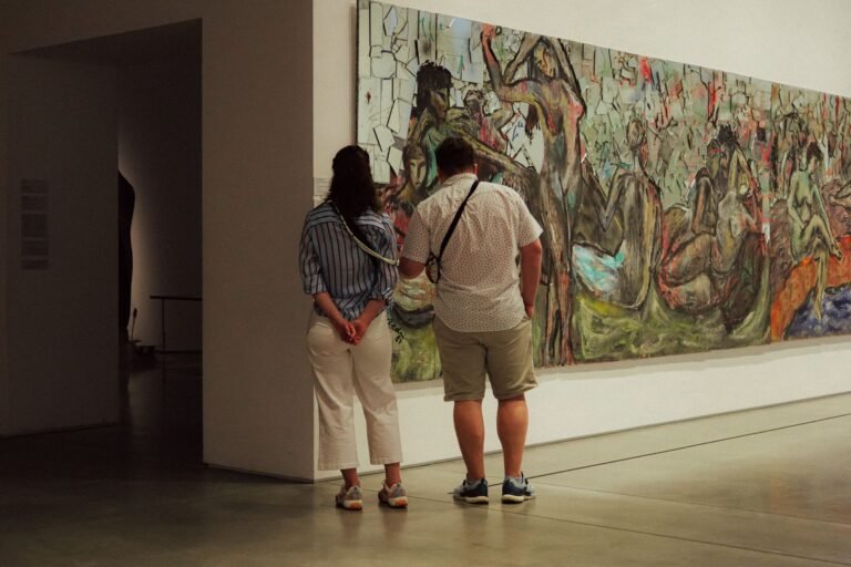 visiteurs dans une salle d'exposition de musée à Paris