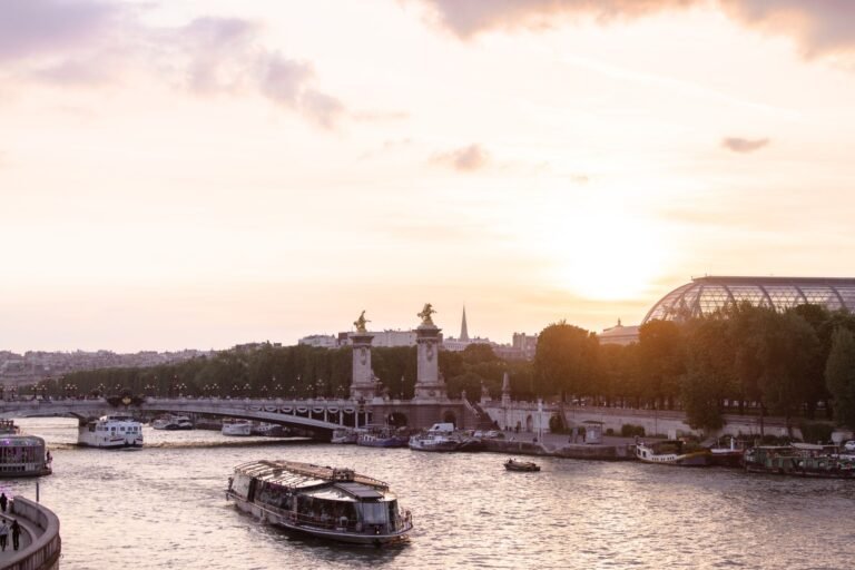 bateau mouche sur la Seine au coucher du soleil près du pont Alexandre III
