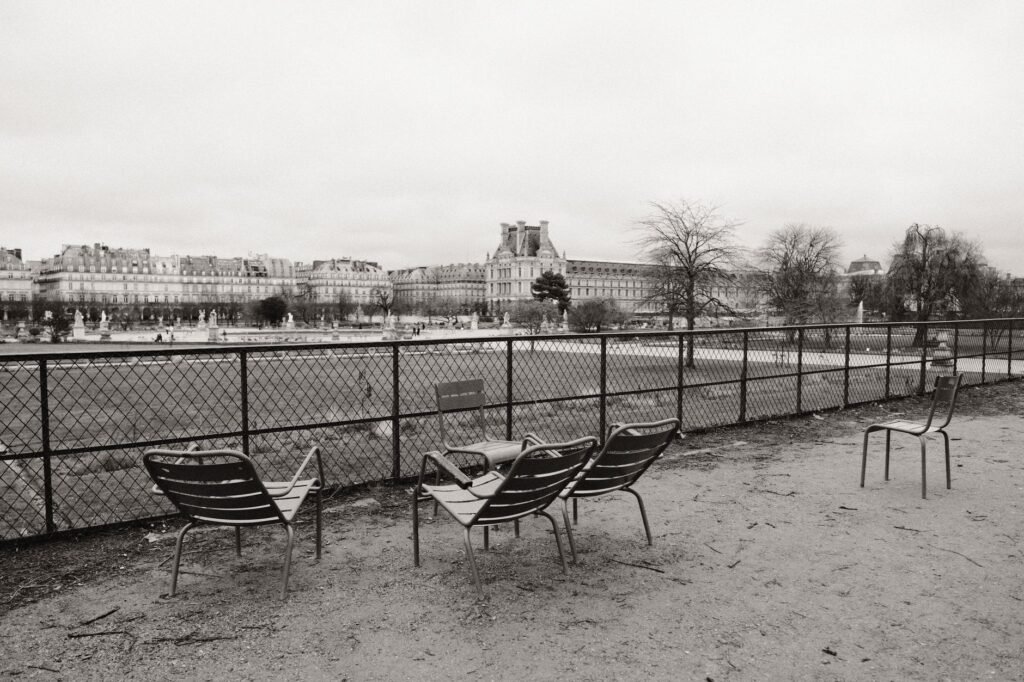 allée calme du jardin des Tuileries à Paris