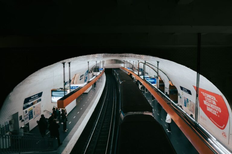 quai de station de métro parisienne avec voyageurs