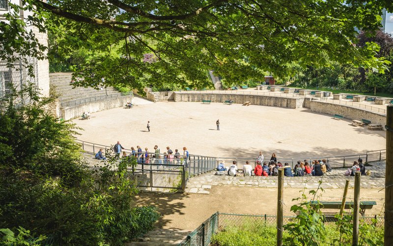 Gradins et piste des arènes de Lutèce, amphithéâtre gallo-romain du 5e arrondissement