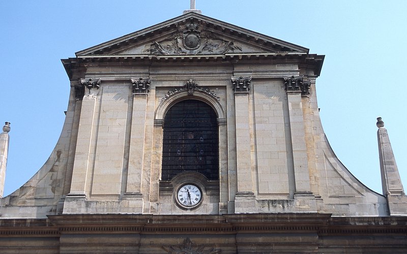 Façade de la basilique Notre-Dame-des-Victoires sur la place des Petits-Pères
