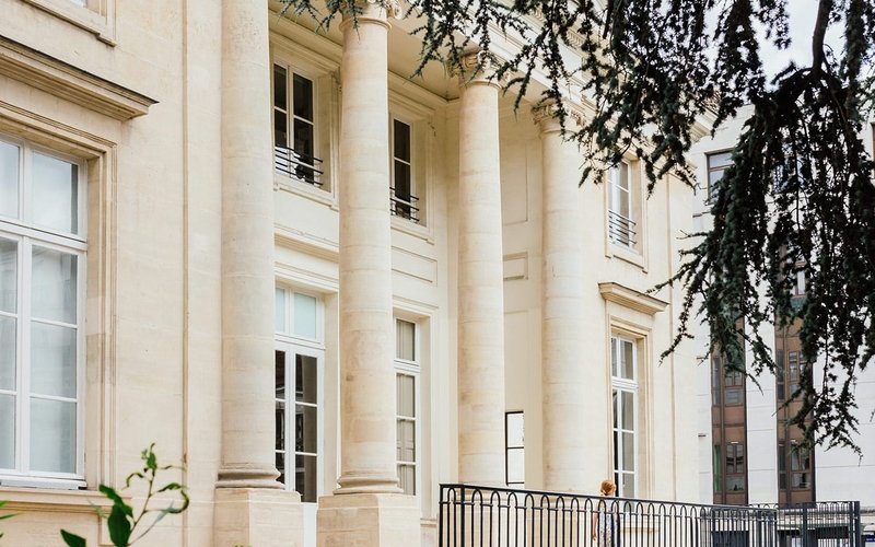 Façade à colonnes du pavillon Carré de Baudouin, rue de Ménilmontant