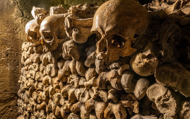 Alignements d'ossements dans l'ossuaire des Catacombes de Paris