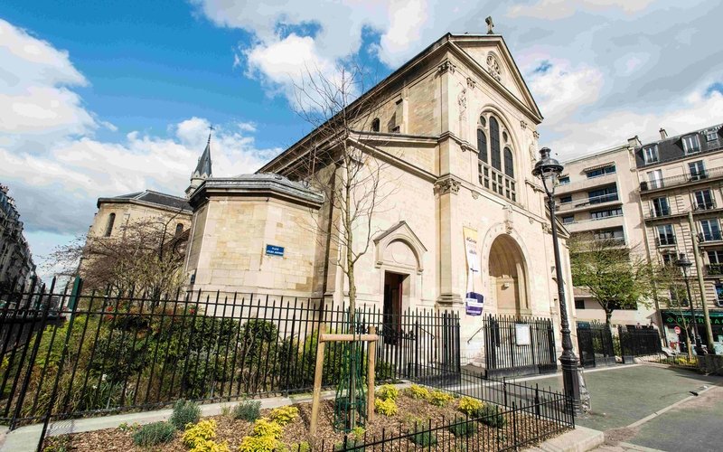 Façade de l'église Notre-Dame de Clignancourt face à la mairie du 18e