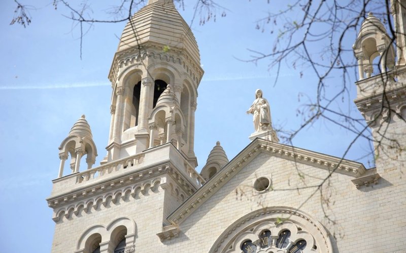 Façade de briques et campanile de l'église Sainte-Anne de la Butte-aux-Cailles