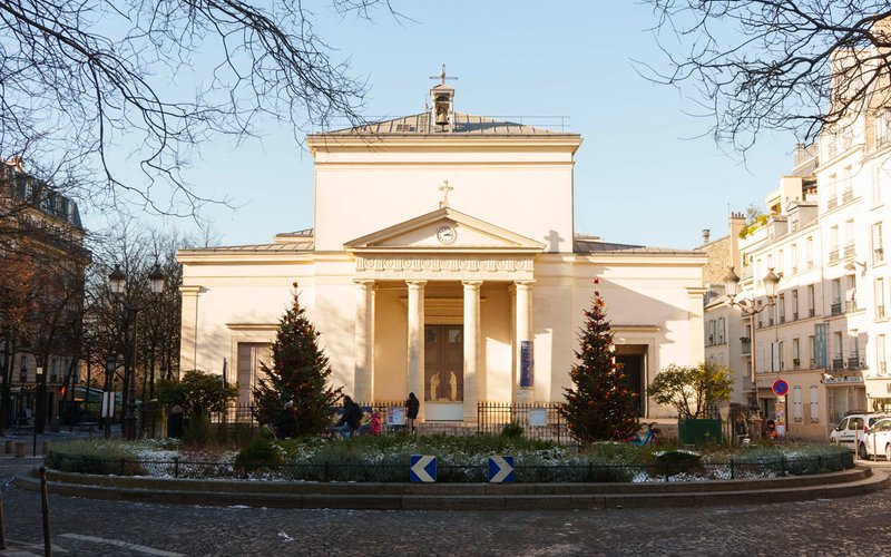 Fronton néoclassique de l'église Sainte-Marie des Batignolles