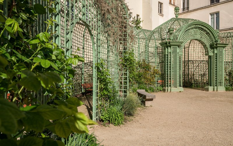 Allée et treilles du jardin Anne-Frank, impasse Berthaud à Paris
