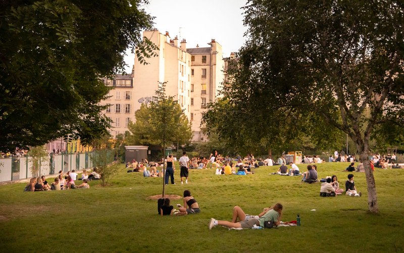 Pelouses et grands arbres du jardin Villemin, face au canal Saint-Martin