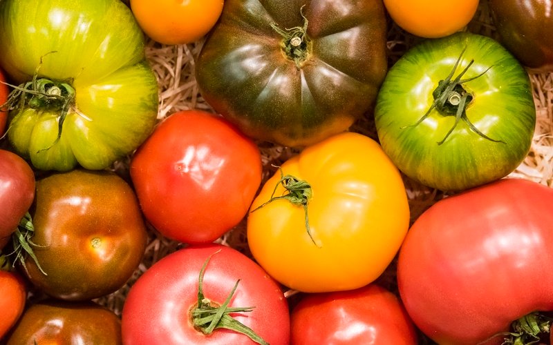 Étals de fruits et légumes d'un marché parisien, comme au marché Anvers