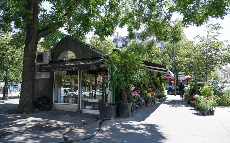 Kiosques de fleuristes du marché aux fleurs de la place des Ternes