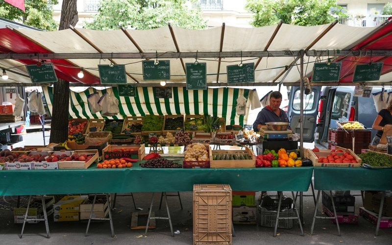 Étals de plein vent du marché Convention, rue de la Convention