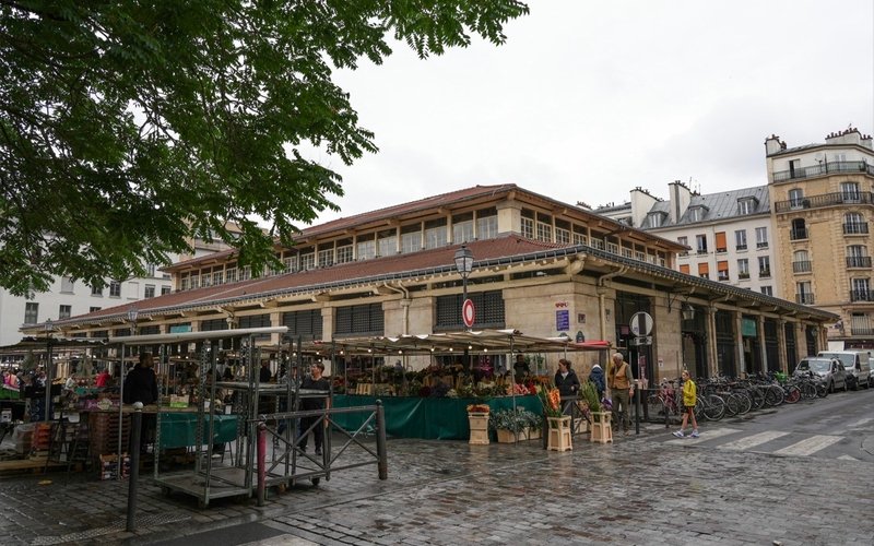 Étals de la halle Beauvau, marché couvert de la place d'Aligre