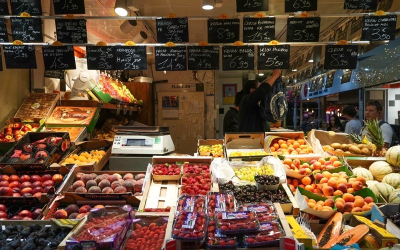 Charpente métallique et étals du marché couvert Saint-Quentin