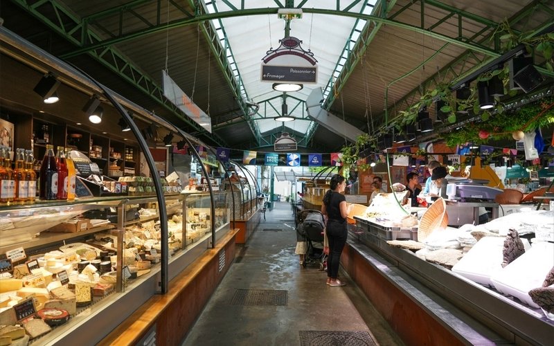 Allée et étals du marché couvert des Enfants-Rouges, rue de Bretagne à Paris