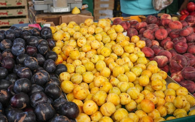 Étals du marché Maison Blanche sur l'avenue d'Italie, Paris 13e