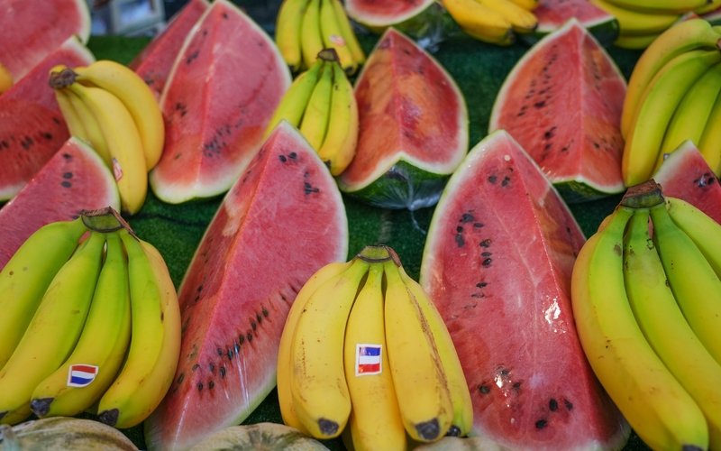 Étals du marché de la place des Fêtes, Paris 19e