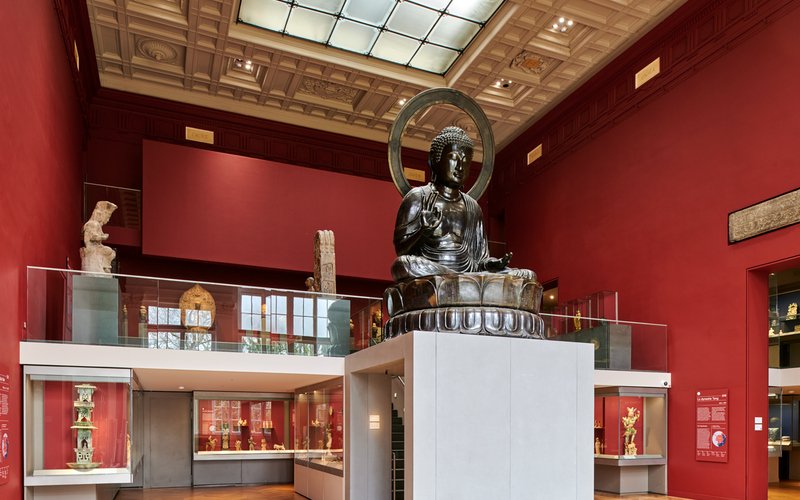 Salle du musée Cernuschi avec le grand Bouddha de bronze
