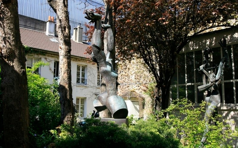 Sculptures dans le jardin de l'atelier du musée Zadkine, Paris 6e
