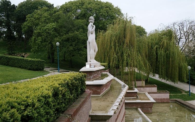Pelouses en pente et vue dégagée du parc de la Butte du Chapeau-Rouge