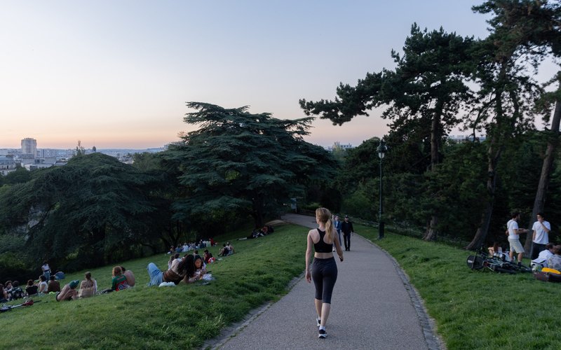 Falaises, lac et temple de la Sibylle au parc des Buttes-Chaumont