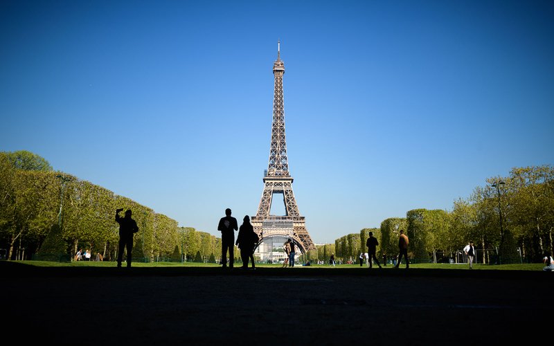 Pelouses du Champ de Mars avec la tour Eiffel en arrière-plan