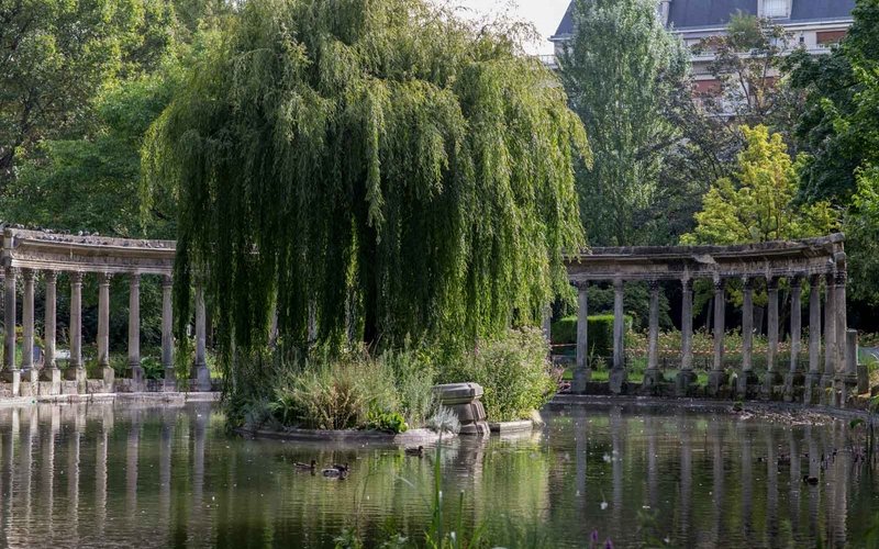 Colonnade de la naumachie au bord du bassin du parc Monceau