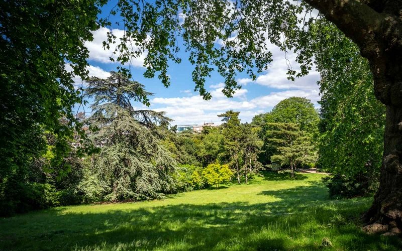 Lac et pelouses en pente du parc Montsouris, Paris 14e