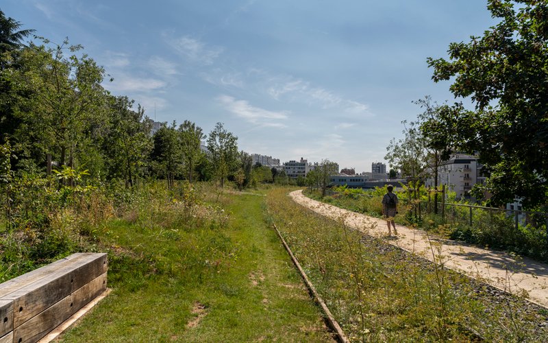 Sentier aménagé sur l'ancienne voie ferrée de la Petite Ceinture, Paris 20e