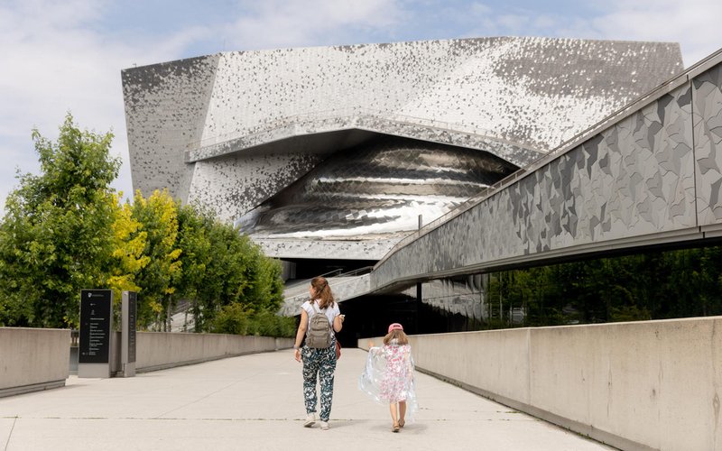 Façade métallique de la Philharmonie de Paris au parc de la Villette