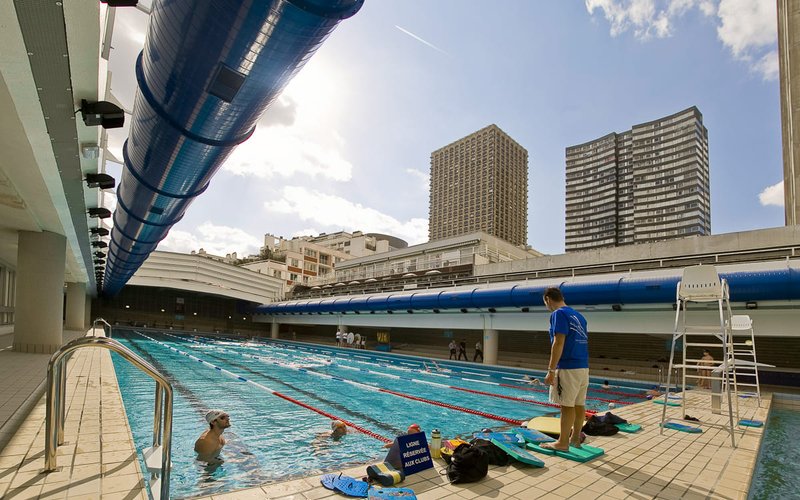 Bassin de la piscine Keller sous son toit ouvrant, Paris 15e