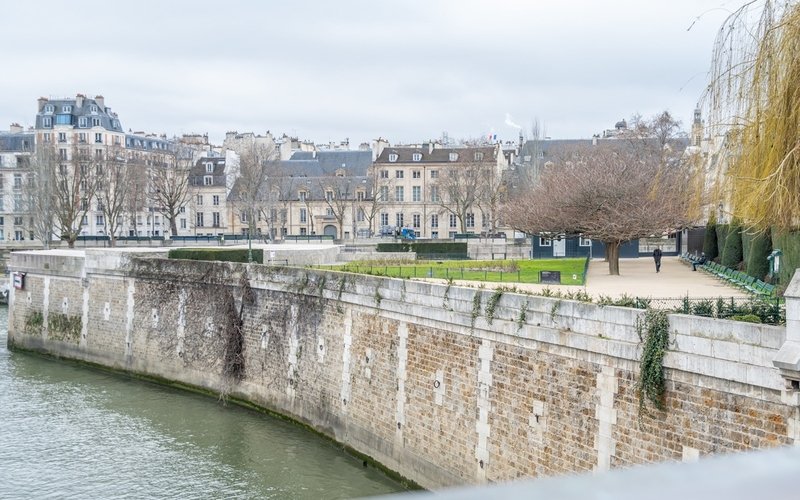 Jardin du square de l'Île-de-France à la pointe est de l'île de la Cité