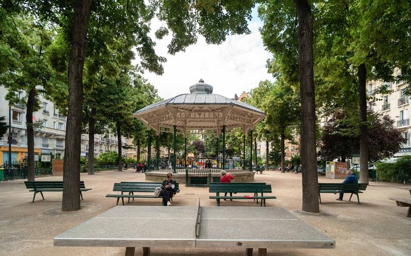 Kiosque et allées du square Trousseau, dans le quartier d'Aligre